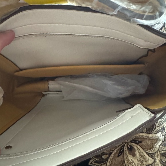 Wrangler White and Tan crossbody with Structured Design - Picture 4 of 4